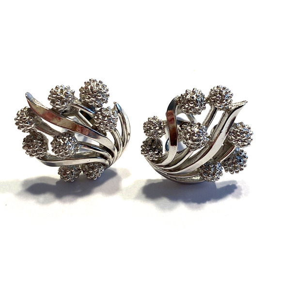 Crown Trifari Clip On Earrings Textured Dimensional Silver Rounds 80s Vintage - Picture 6 of 6